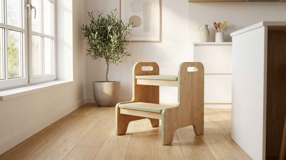 Tour Montessori transformée en tabouret dans un intérieur