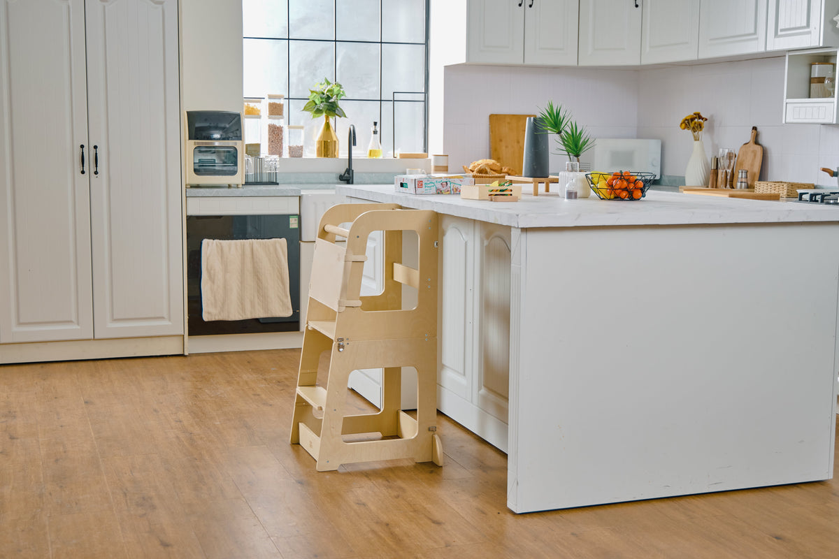 Tour d'observation Montessori en bois avec un enfant en cuisine