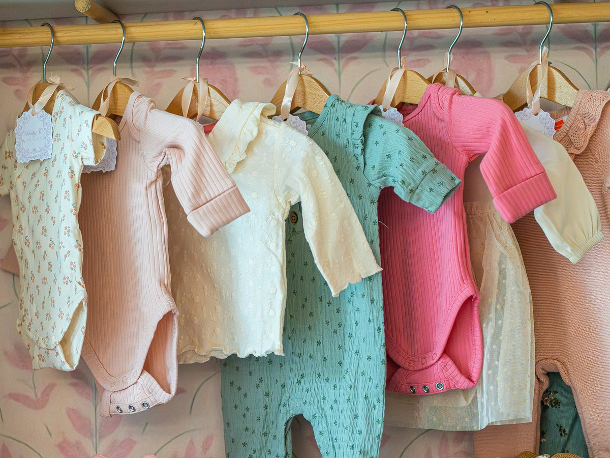 Vêtements de bébé suspendus, exemple de liste de naissance