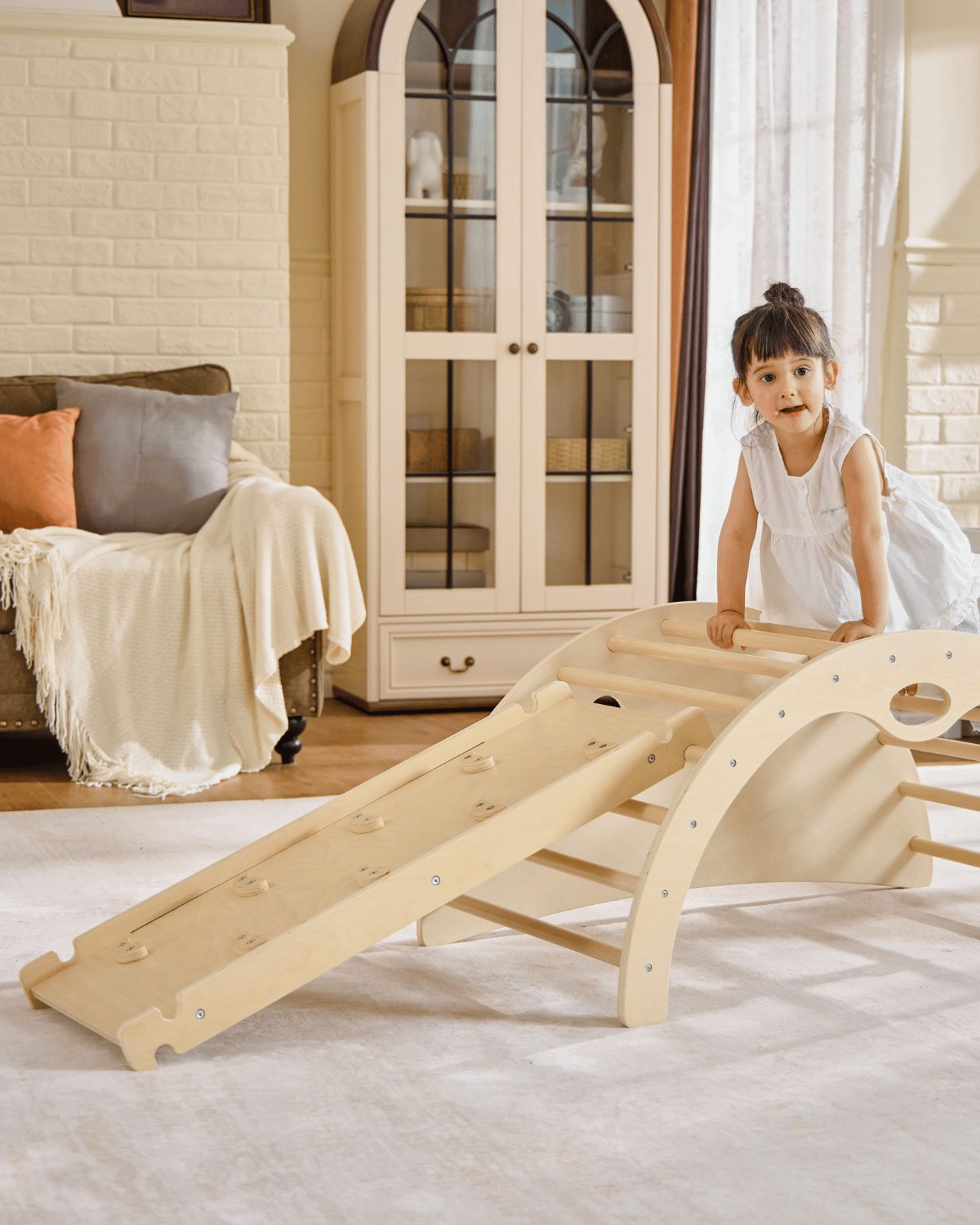 Parcours de motricité bébé avec une arche et un toboggan en bois