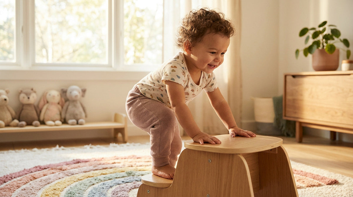 Bébé de 18 mois grimpant sur un tabouret en bois
