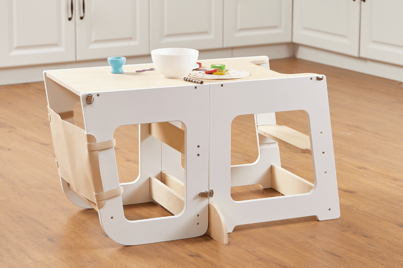 Photo de la tour Montessori convertible en table.