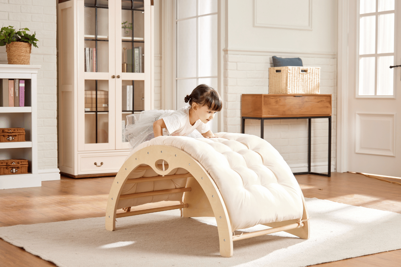 l'arche Montessori est utilisable en arche de motricité pour escalader, tobogan, bureau, coin lecture avec coussin...
