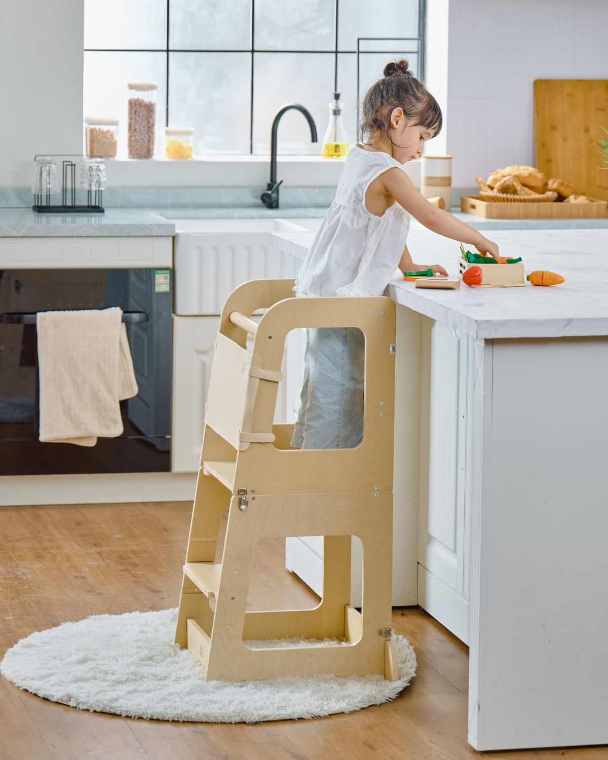 Tour d'observation Montessori Teedum en bois de bouleau, enfant participant à la cuisine en sécurité