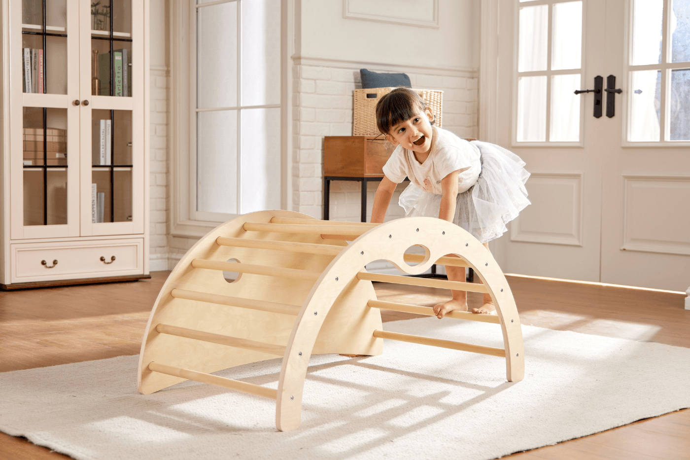 Qu-est-ce-qu-un-Triangle-de-Pikler-Le-Meilleur-Jouet-en-Bois-pour-Développer-la-Motricité-de-l-Enfant teedum.com